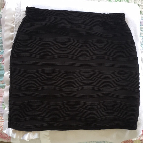 FINAL PRICE DROP Reitmans skirt with subtle ruffle detail - Picture 2 of 6